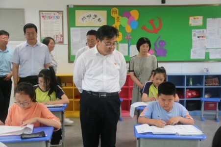李明调研中心城区小学六年级教学质量监测工作