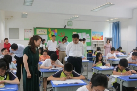 李明调研中心城区小学六年级教学质量监测工作
