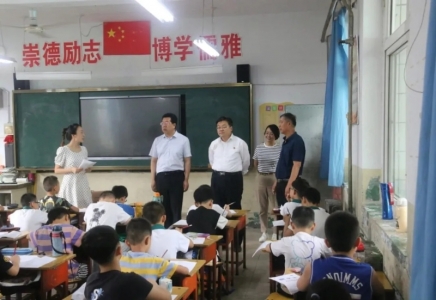 李明调研中心城区小学六年级教学质量监测工作