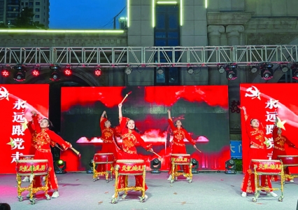 “七一”前夕恒大绿洲社区歌舞颂党恩