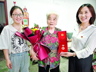 中银街社区向老党员颁分“光荣在党50年”纪念章