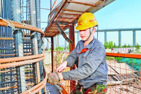 李献朝在运三高速公路三门峡公铁黄河大桥连接线话党恩