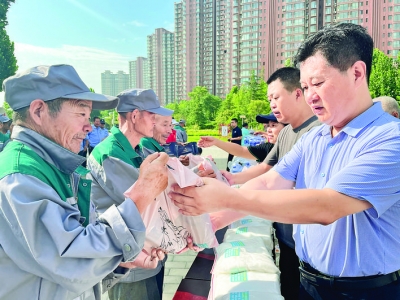 运城市区园林和环卫工人收到特殊的礼物，感受夏日清凉