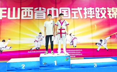 侯康慧荣获山西省中国式摔跤锦标赛男子组65公斤级第一名