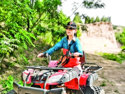 夏季户外运动领略圣天湖皮划艇