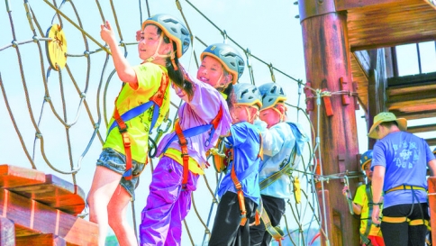 夏季户外运动领略圣天湖皮划艇