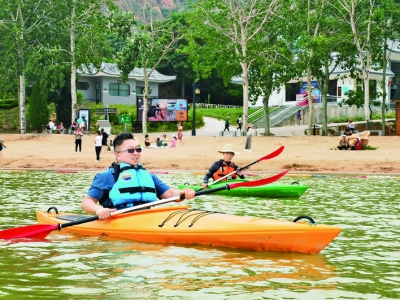 夏季户外运动领略圣天湖皮划艇