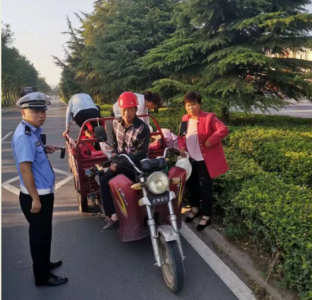 三轮车违法载人来真的！盐湖公安交警依法拘留15人