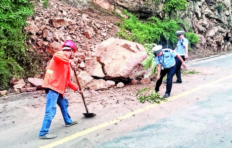 临陌线解州段山体滑坡，交警大队解州中队民警清理石块和树枝