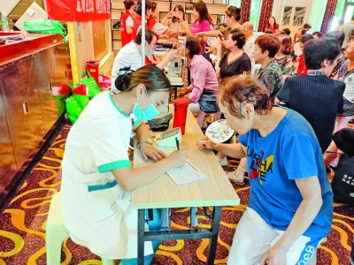 恒大绿洲社区为居民接种送健康