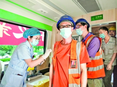 盐湖区疾控中心新冠病毒疫苗接种车开进建筑工地