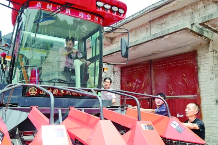 永济市农户备秋收，农机手选购农机