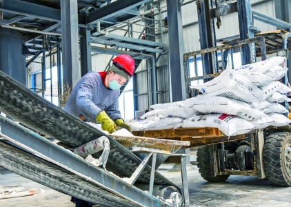 王笑波在万荣建了一条聚羧酸减水剂和液体速凝剂生产线