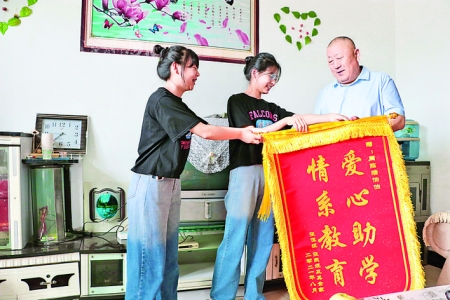 平陆佳妮和燕妮这对双胞胎姐妹分别考上复旦和人大