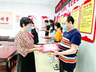 银海社区为防疫志愿者颁发荣誉证书