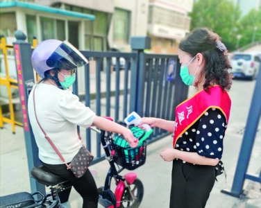 凤凰社区党员防控疫情时“三码”连查不强制，只劝告导