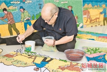 万荣农民谢孝发创作“喜迎丰收”主题粮食画