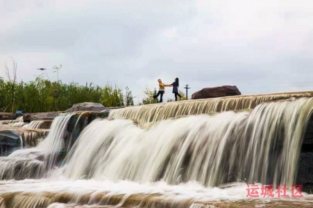 夏县白沙河瀑布，泄洪制造，壮观！