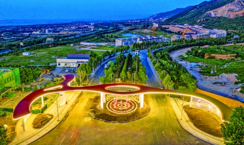 运城南山新境市民广场入口大门夜景
