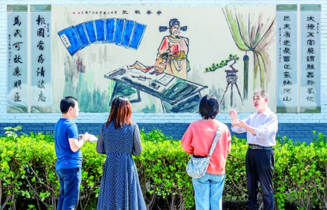乔阁老文化墙成为张嵩村新的地标式文化景观。