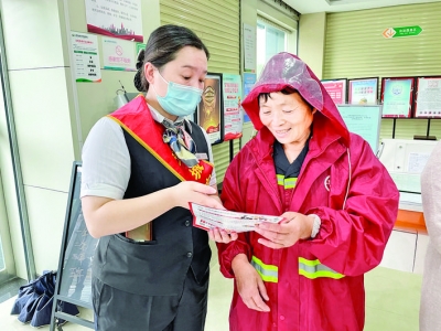 环卫工人得到运城农商行东城支行的特殊关爱、看眼病送月饼
