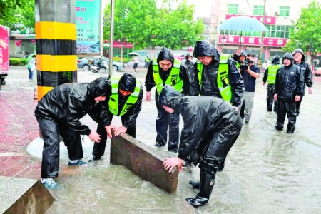 芮城县住建局对县城易涝地段进行重点防护（图片通讯）