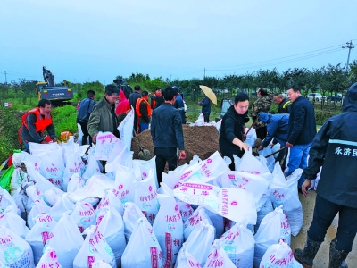 永济市水利局在姚暹渠土桥段抢险
