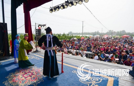 盐湖区蒲剧团到杜甫村专场演出