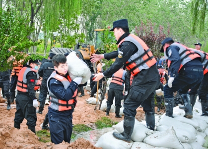 河津春阳渡口汾河堤坝有险情，抢险队连续奋战9个小时
