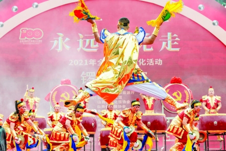 鹳雀楼景区表演锣鼓艺术，19支锣鼓队比拼鼓乐技艺