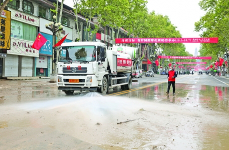 新绛县城洪水退去街道清淤,街巷消杀集中进行