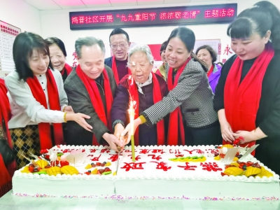 鸿晋社区为老年人准备红围巾、电热毯，迎接重阳节