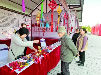 虎头鞋等传统民俗走上运城果博会非物质文化遗产展区