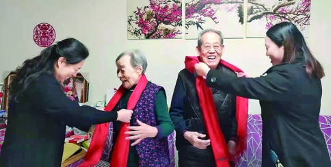 这些老人带上了名邸社区送的红围巾