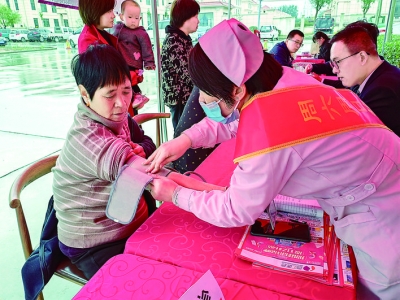 磨剪子戗菜刀样样全，便民服务港府花都用了心