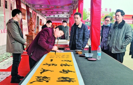 夏县书法家提笔泼墨，10多位现场义捐义卖