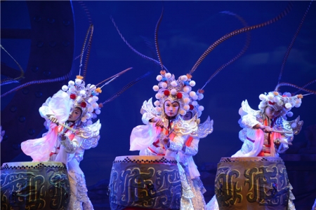 绛州大鼓声韵铿锵，鼓乐气势磅礴恢宏