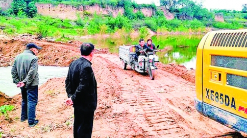 青龙河河床被冲毁，南大里乡带领群众抢修路段