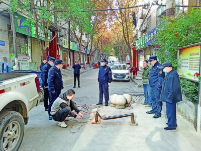 西花园社区拆除152个违法地锁，还路于民