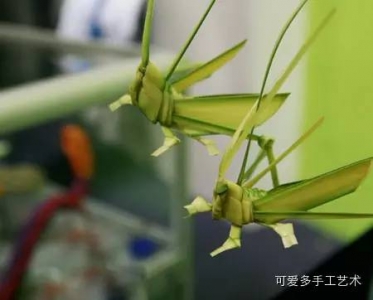 草编工艺大师精心编制动物工艺品，快来看看