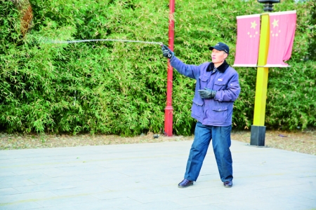永济退体干部甩鞭迎元旦