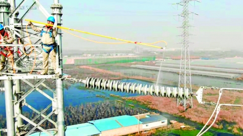 运城供电公司采用带电干式清扫和水冲洗方式解决线路安全隐患