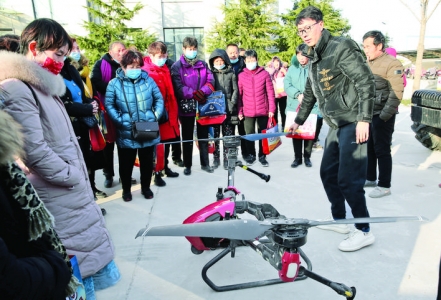 永济农民学习无人机打药操作，实践农机技术知识