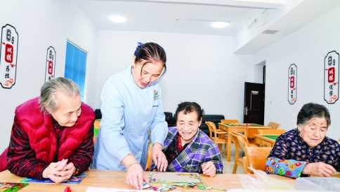 运城市仁德养护院的老人做手工、练书法，“老有所乐”