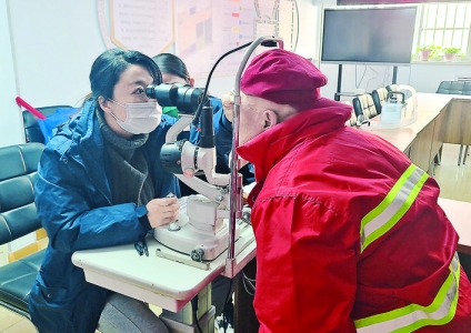 眼部健康检查送到了学苑社区居民家门口