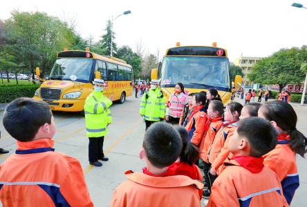 绷紧学校及校车驾驶员的安全弦，河津公安交警全面检查校车