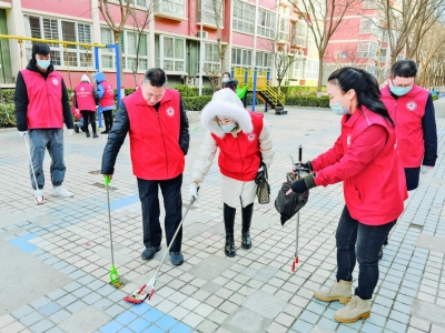 四季绿城社区红马甲忙得热火朝天