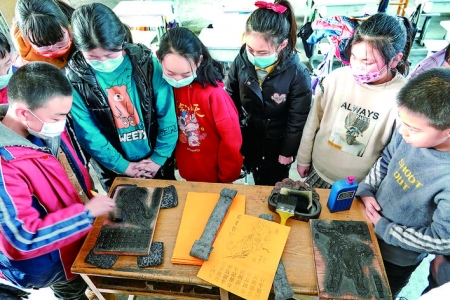 新绛县光村学生学习印制虎年生肖虎绛州木版年画