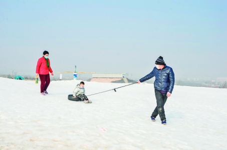 万荣县南月生态园造雪2000余平方米举行亲子游园滑雪