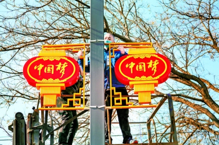 春节临近，运城城区开始布置灯笼、中国结、鞭炮等花灯